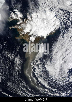 Frêne épaisseur jaillissait de l'Islande volcan Eyjafjallajokull quand le spectromètre imageur à résolution moyenne (MODIS) sur le satellite Aqua de NASAÕs cette image acquise le 19 avril 2010, soufflant sud puis tourner vers l'est pour le Royaume-Uni. Le nuage de cendres est constitué de fines particules de roche pulvérisée, et potentiellement catastrophiques peut causer un risque pour l'aviation. UPI/NASA Banque D'Images