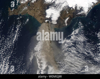 Frêne épaisseur jaillissait de l'Islande volcan Eyjafjallajškull quand le spectromètre imageur à résolution moyenne (MODIS) sur le satellite Aqua de la NASA cette image acquise le 17 avril 2010. Les cendres dans cette image est à deux altitudes différentes. Une plume s'élève au-dessus d'un nuage de cendres plus diffus, jette une ombre sur les cendres ci-dessous. Le volcan avait été frêne en émettant des bouffées qui atteint entre 16 000 et 24 000 pieds, en fonction de l'Icelandic Met Office. La plume plus vu ici est susceptible d'un événement plus explosif. UPI/NASA Banque D'Images