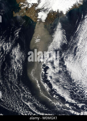 Frêne épaisseur jaillissait de l'Islande volcan Eyjafjallajokull quand le spectromètre imageur à résolution moyenne (MODIS) sur le satellite Aqua de NASAÕs cette image acquise le 19 avril 2010, soufflant sud puis tourner vers l'est pour le Royaume-Uni. Le nuage de cendres est constitué de fines particules de roche pulvérisée, et potentiellement catastrophiques peut causer un risque pour l'aviation. UPI/NASA Banque D'Images