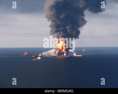 Les équipes d'intervention incendie voile la bataille des restes de blazing plate-forme pétrolière off shore Deepwater Horizon au large de la Nouvelle-Orléans, Louisiane le 21 avril 2010. 11 Les travailleurs sont portés disparus après la plate-forme pétrolière a explosé le 20 avril. UPI/U.S. Garde côtière canadienne Banque D'Images