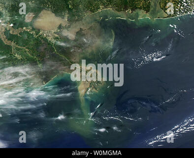 La marée noire de l'explosion et le naufrage de la plateforme Deepwater Horizon est vu dans la zone inférieure droite de ce 27 avril, 2010 Photo de la NASA dans le golfe du Mexique, à environ 20 kilomètres d'îles-barrières et des plages en Louisiane. La Garde côtière des États-Unis a annoncé des plans pour commencer à mettre le feu à l'huile de fuite à réduire le montant que peuvent contaminer les zones écologiquement sensibles. Bien que la marée noire est moins évidente qu'elle était dans les premières images, ce n'est pas nécessairement un signe qu'il est plus petit ou plus dispersées. UPI/NASA Banque D'Images