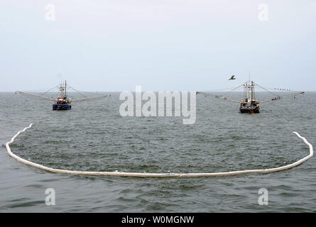 Bateaux de crevettes résistantes au feu de remorquage de confinement à l'huile que leurs équipes de formation in situ graver au large de Venice, en Louisiane, le 3 mai 2010. La formation est conçue pour aider le pêcheur local pour aider à préparer d'éventuelles opérations de combustion in situ. UPI/Patrick Kelley/U.S. Garde côtière canadienne Banque D'Images