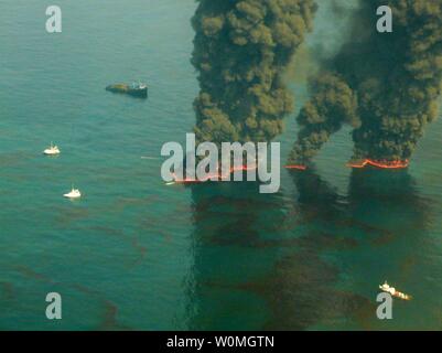 Survols des équipages d'un brûlage contrôlé ayant lieu dans le golfe du Mexique le 19 mai 2010. Durant le brûlage dirigé, l'huile de l'incident Deepwater Horizon est brûlé dans un effort pour réduire la quantité d'huile dans l'eau. John Kepsimelis/UPI/U.S. Garde côtière canadienne Banque D'Images