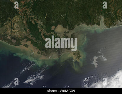 Un satellite de la NASA image prise le 25 avril 2010 montre la marée noire du 20 avril explosion suivi d'un naufrage de la plate-forme de forage Deepwater Horizon. La plate-forme a été situé à environ 50 milles au sud-est de la côte de la Louisiane. UPI/NASA/MODIS Rapid Response Banque D'Images