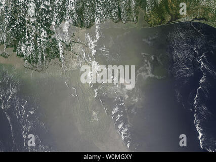 Ce spectromètre imageur à résolution moyenne (MODIS) de la NASA image satellite Aqua, prises le 10 juin 2010, montre la nappe de pétrole au large de la région du delta du Mississippi sur le golfe du Mexique. La marée noire provoquée par la plateforme Deepwater Horizon de BP Oil Rig explosion en avril continue d'huile de vidange dans le Golfe. UPI/NASA Banque D'Images