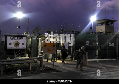 Les soldats de la Garde nationale de Rhode Island's 115e Compagnie de Police Militaire quitter un sally port après avoir terminé un quart de 12 heures au Camp Delta, Guantanamo Bay le 9 juin 2010. UPI/Michael R. Holzworth/U.S. Air Force Banque D'Images