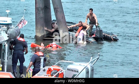 Les marins du bateau spécial 20 a participé au sauvetage de l'équipe de neuf personnes renversées d'un bateau de tourisme dans la rivière Delaware à Philadelphie le 7 juillet 2010. Le bateau a été heurté par une barge et chavire, jetant 35 passagers et deux membres d'équipage dans l'eau. UPI/Tim Miller/U.S. Navy Banque D'Images