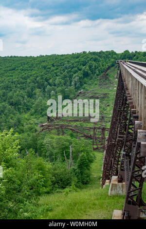 Le Kinzua Bridge partiellement détruit par un ouragan est maintenant une zone piétonne une passerelle pour les touristes. Banque D'Images