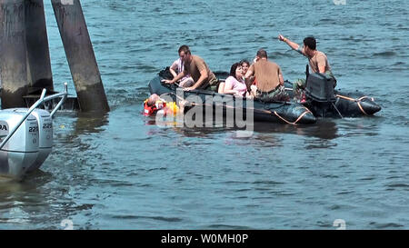 Les marins du bateau spécial 20 a participé au sauvetage de l'équipe de neuf personnes renversées d'un bateau de tourisme dans la rivière Delaware à Philadelphie le 7 juillet 2010. Le bateau a été heurté par une barge et chavire, jetant 35 passagers et deux membres d'équipage dans l'eau. UPI/Tim Miller/U.S. Navy Banque D'Images