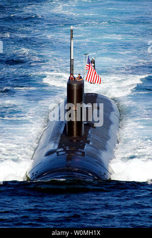 Le Los Angeles-classe d'attaque USS Tuscon (SSN 770) transits la mer de l'Est Lundi, 26 juillet 2010 tout en menant une expédition 13 formation. La République de Corée et les États-Unis mènent l'alliance combinés et exercice de préparation d'air maritime Invincible 'esprit' dans les mers à l'est de la péninsule coréenne à partir de 25 au 28 juillet 2010. C'est le premier d'une série d'exercices militaires conjoints qui auront lieu au cours des prochains mois dans l'Est et l'ouest des mers. UPI/Adam K. Thomas/US Navy Banque D'Images