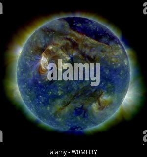 La NASA cette image capturée par le Solar Dynamics Observatory on Août 1 montre la surface du Soleil comme il l'a éclaté avec l'activité, y compris une classe C3-éruption solaire (zone blanche en haut à gauche), un tsunami solaire (structure ondulatoire, en haut à droite), filaments multiples du magnétisme d'un levé de surface de l'étoile, secouant à grande échelle de la couronne solaire, radio, une éjection de masse coronale. UPI/NASA Banque D'Images