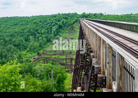 Le Kinzua Bridge partiellement détruit par un ouragan est maintenant une zone piétonne une passerelle pour les touristes. Banque D'Images