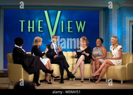 Le président des États-Unis, Barack Obama, enregistre un épisode d'avis au sein d'ABC Studios à New York le 28 juillet 2010. De gauche sont Whoopi Goldberg, Barbara Walters, Joy Behar, Sherri Shepherd, et Elisabeth Hasselbeck. UPI/Pete Souza/La Maison Blanche Banque D'Images