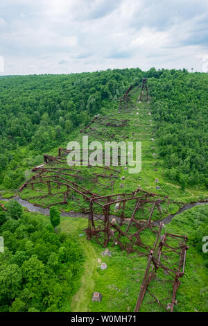 Le Kinzua Bridge partiellement détruit par un ouragan est maintenant une zone piétonne une passerelle pour les touristes. Banque D'Images