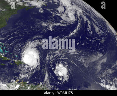 Cette image satellite de la NASA VA-13 publié le 31 août 2010 montre l'Ouragan Earl (en bas à gauche) au large de la côte de Porto Rico et de passage de la tempête tropicale Fiona situé à Earl's-Est, et de la tempête tropicale Danielle loin dans le Nord de l'Atlantique. UPI/NASA/VA Banque D'Images