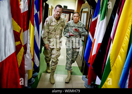 Le SMA de la Marine américaine. Mike Mullen (L), président des chefs d'état-major et de l'armée américaine le Général David Petraeus, commandant de la Force internationale d'assistance à partir du siège de la FIAS à Kaboul, Afghanistan répondre à Kaboul, en Afghanistan, le 3 septembre 2010. UPI/Tchad J. McNeeley/U.S. Navy Banque D'Images