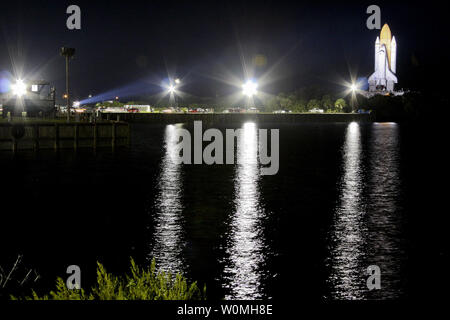 Cette image de la NASA en date du 20 septembre 2010 montre la navette spatiale Discovery en tant qu'il est déplacé de lancement 39A, au Centre spatial Kennedy en Floride. La NASA se prépare à lancer Discovery le 1er novembre pour une mission de service à la Station spatiale internationale. UPI/Tom Moler/NASA Banque D'Images