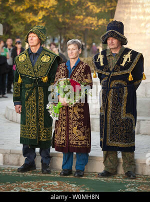 Le cosmonaute russe Gennady Padalka, gauche, l'astronaute de la NASA Peggy Whitson, centre, et c'est le cosmonaute russe Valery Korzun sont vus en kazakh traditionnelle robe lors d'une cérémonie où ils ont été reconnus pour leurs réalisations en vol spatial le Jeudi, Septembre 23, 2010 dans Jhezkazgan, au Kazakhstan. Padalka, Whitson, Korzun et étaient en Jhezkazgan en préparation de l'expédition 24 de l'engin spatial Soyouz TMA-18 à l'atterrissage. UPI/Bill Ingalls/NASA Banque D'Images