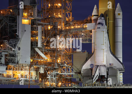 Cette image de la NASA publié le 7 octobre 2010, montre la navette spatiale Discovery car elle se situe sur l'aire de lancement 39A au Centre spatial Kennedy en Floride. La NASA est aux derniers préparatifs pour le lancement de la mission STS-133 Discovery, mission de service pour installer le module sur la Station spatiale internationale. C'est l'avant dernier vol pour le programme de la navette. UPI/Troy Cryder/NASA Banque D'Images