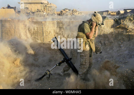 Un U.S. Marine tire un mortier au cours d'opérations de combat à la base d'opérations avancée Nolay, Afghanistan, le 19 octobre 2010. La Marine est à partir de la 3e Bataillon, 5e Régiment de Marines, l'équipe de combat régimentaire 2, qui est déployée à l'appui de la Force internationale d'assistance à la sécurité. UPI/James B. Novle/ U.S. Marine Corps Banque D'Images