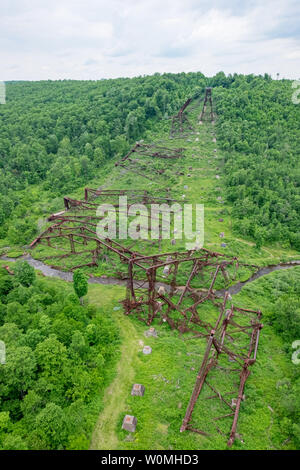 Le Kinzua Bridge partiellement détruit par un ouragan est maintenant une zone piétonne une passerelle pour les touristes. Banque D'Images