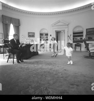 Cette photo, une partie de la John F. Kennedy Presidential Library, prises le 10 octobre, 1962 John F. Kennedy montre jouant avec ses enfants John Jr. et de Caroline dans le bureau ovale de la Maison Blanche, à Washington. Cette image est l'un des plus de 1 500 images que les Archives nationales ont publié dans leur accès à un 'legacy' projet, qui est une archive numérique des documents d'intérêt du Président John F. Kennedy et les dossiers personnels. La collection se composent de photographies, enregistrements audio, films, discours et autres documents. UPI/Cecil Stoughton/White House/Joh Banque D'Images