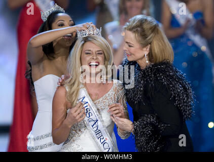 Miss Nebraska Teresa Scanlan est couronnée Miss America 2011 par Miss Amérique Caressa Cameron 2010 au cours de la Miss America Pageant au Theatre for the Performing Arts à la Planet Hollywood Resort and Casino à Las Vegas, Nevada, le 15 janvier 2011. UPI/Miss America Pageant Banque D'Images