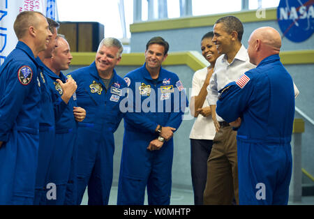 Le président Barack Obama et Première Dame Michelle Obama rencontrez avec STS-134 de la navette spatiale Endeavour le commandant Mark Kelly, droite, et les astronautes de la navette, de gauche, Andrew Feustel, AgencyÕs spatiale européenne Roberto Vittori, Michael Fincke, Gregory H. Johnson, et Greg Chamitoff, après leur lancement a été frotté le 29 avril 2011, au Centre spatial Kennedy à Cape Canaveral, en Floride. UPI/NASA/Bill Ingalls) Banque D'Images