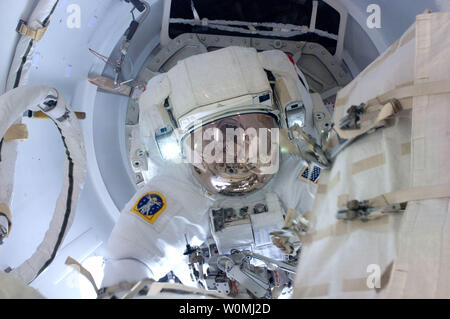 La NASA Cette image prise le 20 mai 2011, l'astronaute Greg Chamitoff montre au cours de la première des quatre sorties dans l'espace lors de la mission STS-134. Endeavour et ses 13 hommes d'équipage sont sur une mission de service à la Station spatiale internationale. UPI/NASA Banque D'Images