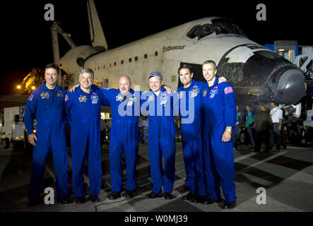 Les astronautes de la mission STS-134 posent pour une photo de groupe peu après l'atterrissage à bord de la navette spatiale Endeavour à l'atterrissage (SLF) au Centre spatial Kennedy, le mercredi 1er juin 2011, à Cape Canaveral, en Floride, à partir de la gauche, de l'Agence spatiale européenne Roberto Vittori, Gregory H. Johnson, pilote, Mark Kelly, commandant ; Michael Fincke, Greg Chamitoff, Andrew Feustel et tous les spécialistes de mission. Endeavour, l'exécution d'une mission de 16 jours pour équiper la Station spatiale internationale, a passé 299 jours dans l'espace et parcouru plus de 122,8 millions de kilomètres au cours de ses vols 25. Elle a lancé sur son premier mi Banque D'Images