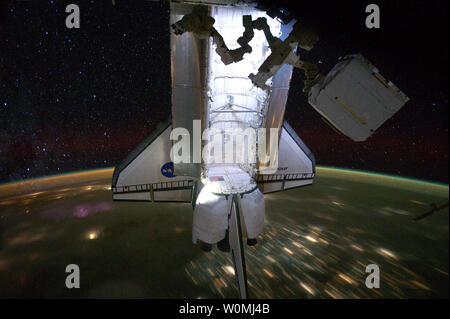 Backdropped par un temps de nuit vue de la Terre et le ciel étoilé, la navette spatiale Endeavour est photographié amarrée à la Station spatiale internationale le 28 mai 2011. Les astronautes de la mission STS-134 a quitté la gare le jour suivant le 29 mai, après avoir prononcé le Spectromètre magnétique Alpha et quatre sorties dans l'Endeavour lors de la mission finale. UPI/NASA Banque D'Images