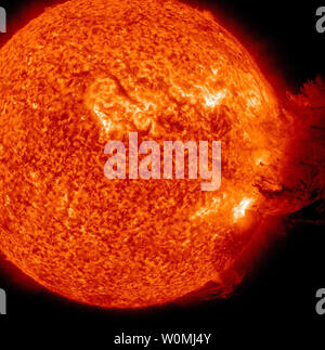 La NASA Cette image prise le 7 juin 2011 montre le Soleil publie un M-2, une éruption solaire de classe S1 et une tempête de éjection de masse coronale. UPI/NASA Banque D'Images