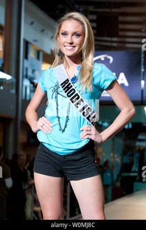 Miss France 2011, Kate McCaughey, promenades la piste sous la pluie cosmétiques Mode Spectacle au Fashion Show Mall à Las Vegas, Nevada le 12 juin, 2011. Le Pageant MISS USA 2011 sera diffusée en direct sur NBC à partir du 19 juin à Las Vegas. Darren Decker/UPI/Organisation de Miss Univers Banque D'Images