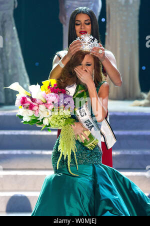 Miss California USA 2011, Alyssa Campanella, de Los Angeles, est couronnée Miss USA 2011 lors de la compétition MISS USA 2011 au Planet Hollywood Resort & Casino, à Las Vegas, Nevada le 19 juin 2011. Elle va ensuite représenter USA dans le défilé de Miss Univers en septembre. Richard/UPI/Harbaugh Organisation Miss USA Banque D'Images