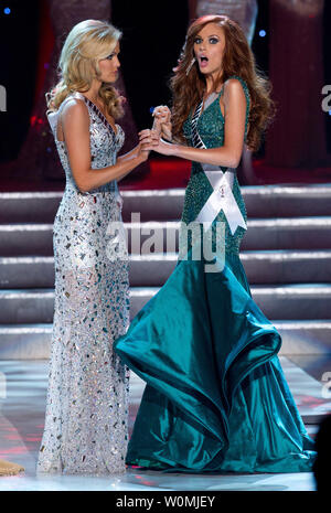 Mlle Tennessee USA 2011, Ashley Durham (L) est d'abord runner up que Miss California USA 2011, Alyssa Campanella, de Los Angeles, est couronnée Miss USA 2011 lors de la compétition MISS USA 2011 au Planet Hollywood Resort & Casino, à Las Vegas, Nevada le 19 juin 2011. Elle va ensuite représenter USA dans le défilé de Miss Univers en septembre. Richard/UPI/Harbaugh Organisation Miss USA Banque D'Images