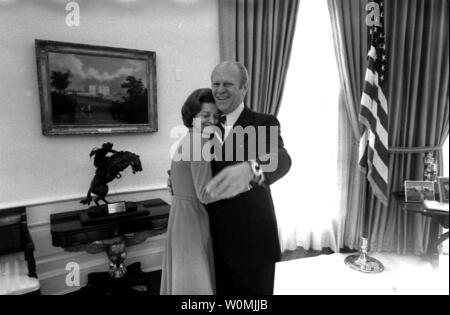 L'ancienne Première Dame Betty Ford, vu dans ce 6 décembre 1974 photo d'archives, meurt à 93 à Rancho Mirage, en Californie, le 8 juillet 2011. Son mari l'ancien président Gerald Ford est mort en 2006. Le président Ford est représenté avec sa femme Betty Ford dans le bureau ovale de la Maison Blanche. David Hume Kennerly/UPI/Gerald R. Ford Library Banque D'Images