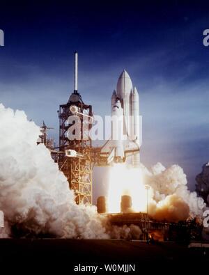 Navette spatiale Columbia lance pour le premier lancement de la navette le 12 avril 1981, au Centre spatial Kennedy, en Floride. Atlantis est en ce moment sur la dernière mission de navette 30 ans plus tard. UPI/NASA Banque D'Images