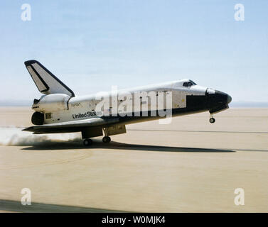 Navette spatiale Columbia atterrit à Edwards Air Force Base en Californie pour terminer la première mission de la navette spatiale, STS-1, le 14 avril 1981. UPI/NASA Banque D'Images