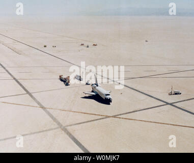 Navette spatiale Columbia atterrit à Edwards Air Force Base en Californie pour terminer la première mission de la navette spatiale, STS-1, le 14 avril 1981. UPI/NASA Banque D'Images