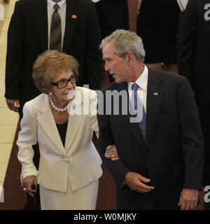 L'ancienne Première dame Nancy Reagan, à gauche, est escorté par l'ancien président George W. Bush à la suite des funérailles de l'ancienne première dame Betty Ford à St Margaret's Episcopal Church à Palm Desert, Californie le 12 juillet 2011. UPI/Jae C. Hong/ extérieure Banque D'Images