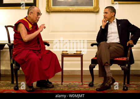 Le président Barack Obama rencontre Sa Sainteté le XIVÈME Dalaï-lama dans la salle des cartes de la Maison Blanche à Washington, D.C. le 16 juillet 2011. UPI/Pete Souza/Maison Blanche. Banque D'Images