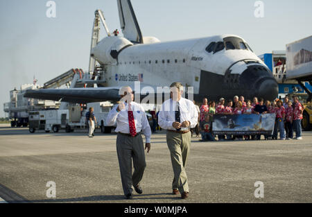 L'administrateur de la NASA Charles Bolden, gauche, et la NASA Kennedy Space Center réalisateur Robert Cabana à pied le long de l'atterrissage (FSL) à la piste du Centre spatial Kennedy de la NASA peu après que la navette spatiale Atlantis (STS-135) a atterri, remplissant sa mission de 13 jours vers la Station spatiale internationale (ISS) et le dernier vol du Programme de la navette spatiale, le jeudi matin, le 21 juillet 2011, à Cape Canaveral, en Floride, dans l'ensemble, l'Atlantide a passé 307 jours dans l'espace et parcouru près de 126 millions de kilomètres au cours de ses vols 33. Atlantis, la quatrième orbiter construit, a lancé sa première mission le 3 octobre Banque D'Images