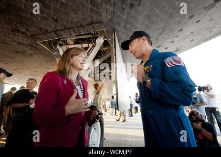 L'administrateur adjoint de la NASA Lori Garver et commandant Chris Ferguson talk en dessous de la navette spatiale Atlantis peu après Ferguson et le reste de l'équipage de STS-135 a atterri à Kennedy Space Center de la NASA Atterrissage (SLF), l'achèvement de ses 13 jours de mission à la Station spatiale internationale (ISS) et le dernier vol du Programme de la navette spatiale, le jeudi matin, le 21 juillet 2011, à Cape Canaveral, en Floride, dans l'ensemble, l'Atlantide a passé 307 jours dans l'espace et parcouru près de 126 millions de kilomètres au cours de ses vols 33. Atlantis, la quatrième orbiter construit, a lancé sa première mission le 3 octobre Banque D'Images