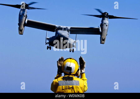 Maître de Manœuvre Aviation 3e classe Eddie Berryhill dirige un V-22 Osprey dans son approche finale à bord du navire d'assaut amphibie USS Wasp dans l'océan Atlantique, le 9 septembre 2001. Le Wasp est en cours d'essais en mer. UPI/Justin K. Thomas/U.S. Marine. Banque D'Images