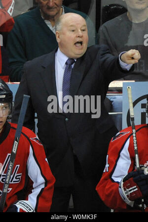 Ce 4 mai 2009 dossier photo montre les Capitals de Washington l'entraîneur Bruce Boudreau comme il dirige son équipe contre les Penguins de Pittsburgh à Washington. Les Capitals de Washington ont annoncé lundi que l'équipe a tiré Boudreau et le remplace par l'ancien joueur Dale Hunter. Kevin Dietsch/UPI/Photo Banque D'Images