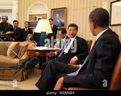 Le président Barack Obama rencontre le Vice-président chinois Xi Jinping dans le bureau ovale de la Maison Blanche à Washington, DC, le mardi 14 février, 2012. Xi devrait être l'avenir de la Chine est leader mondial et sur une visite d'une semaine aux États-Unis. Simon Martin UPI Banque D'Images