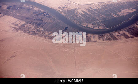 Vue aérienne du haut de l'avion Iran Iraq frontière près de Bassora. Banque D'Images