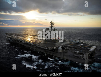 Un MV-22 Osprey manœuvres sur le pont du porte-avions USS George H. W. Bush (CVN 77) pendant le contrôle des opérations dans l'Océan Atlantique le 20 mars 2012. George H. W. Bush mène des qualifications de l'opérateur en mer. UPI/Brian M. Brooks/USN Banque D'Images