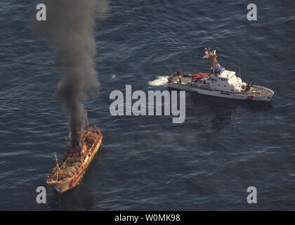 Les membres d'équipage affectés à la U.S. Coast Guard Cutter Anacapa fire explosifs au navire de pêche japonais Ryou-Un Maru le 5 avril 2012, à 180 miles à l'ouest de la côte de l'Alaska du Sud-Est. La Garde côtière a travaillé avec le gouvernement fédéral, les états et les organismes locaux en Alaska pour évaluer les dangers immédiats le navire présenté et a déterminé que le couler serait le meilleur plan d'action pour minimiser les menaces environnementales. L'crewless bateau avait dérivé vers l'Alaska après le tsunami au Japon en 2011. UPI/Charly Hengen, U.S. Coast Guard Banque D'Images