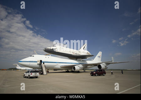 La navette spatiale Enterprise est vue accouplé sur le dessus de la navette de la NASA 747 avions de transport aérien (SCA) à l'aéroport International Washington Dulles, Avril 21, 2012, en Livre Sterling, Virginie. La transition de la retraite de la navette spatiale et les ingénieurs samedi terminé les étapes finales de la navette spatiale Enterprise prêt pour son vol à nouveau YorkÕs l'aéroport international John F. Kennedy, tandis que les gestionnaires continuent d'évaluer les conditions météorologiques prévues qui a retardé la livraison de lundi dernier. L'entreprise, le premier orbiteur construit pour le Programme de la navette spatiale, a été utilisé principalement pour les essais au sol et en vol au sein de l'atmosphe Banque D'Images